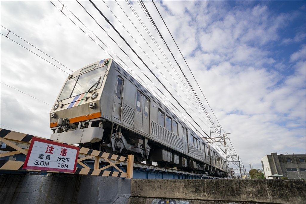 広角の画角を活かした撮り鉄を楽しみました』 ニコン AI AF Nikkor