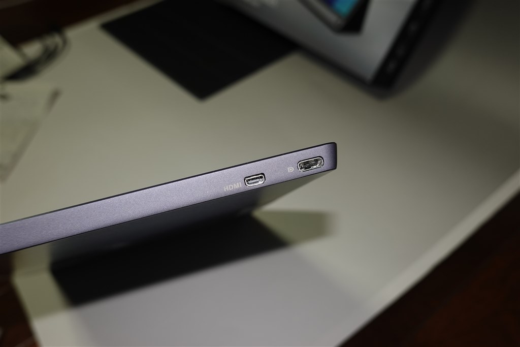 HDMI対応。入力遅延ゼロ。スピーカー/バッテリー内蔵で死角なし』 ASUS