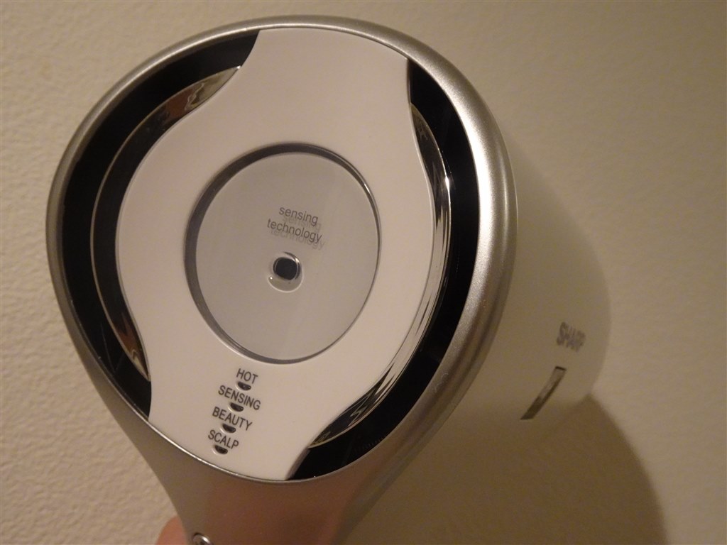 センサーで温度を自動調整する機能も備える超異色のドライヤー