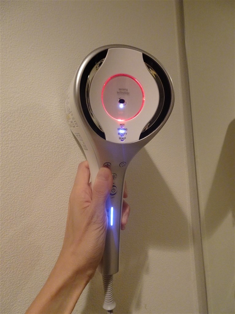 センサーで温度を自動調整する機能も備える超異色のドライヤー