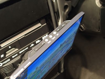 モニター部の面積は変えずに画面を10型にサイズアップ モニター部の面積は変えずに画面を10型にサイズアップ