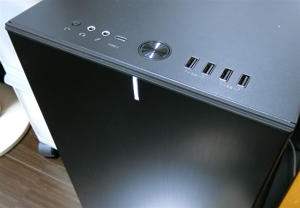 コンパクトで最新の流行を踏まえた万能ケース』 Fractal Design Define