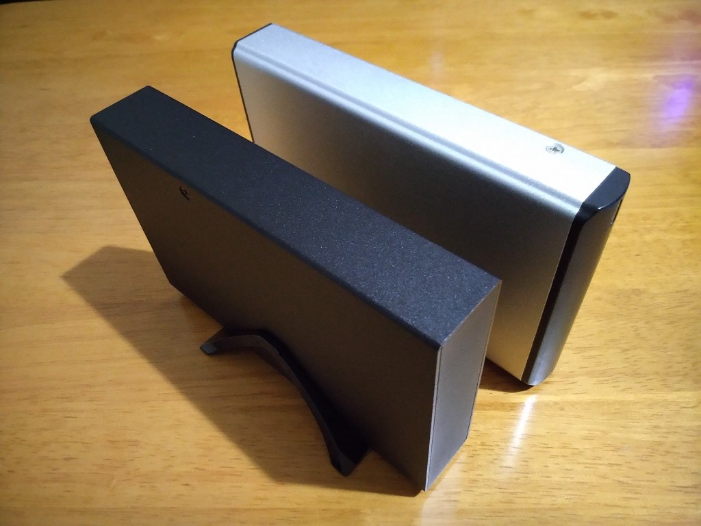 最近はHDDトレイが樹脂製というのが流行なのでしょうか