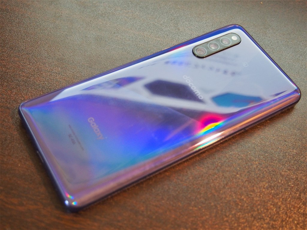 Samsung Galaxy A41 青 画面やや焼け コンパクトでスリムな美しいデザインに充実の機能が凝縮されたミッド