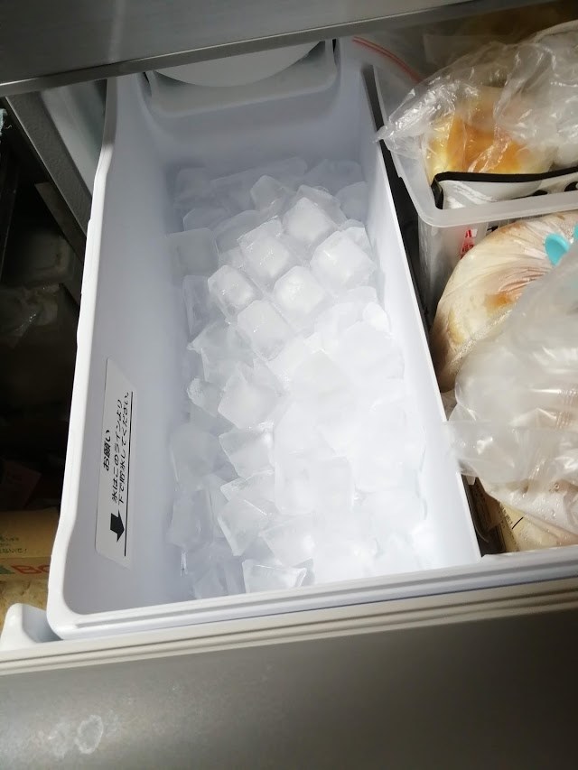 コンパクトで基本機能を備えた2人用の冷蔵庫。氷がすぐにできる』 AQUA 