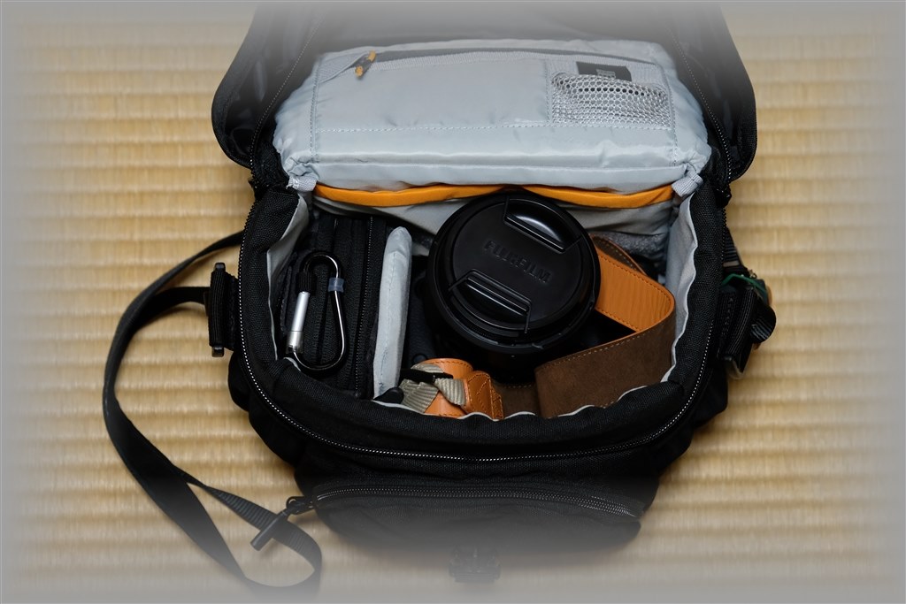Lowepro ショルダーバッグ ノバ200AW II 12.8L ブラック LP37142-PWW Lowepro ショルダーバッグ ノバ200AW II 12.8L ブラック LP37142-PWW