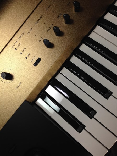 KORG KROME61 キーボード ミュージック・ワークステーションKORG「KROME」61鍵盤モデルにカラー