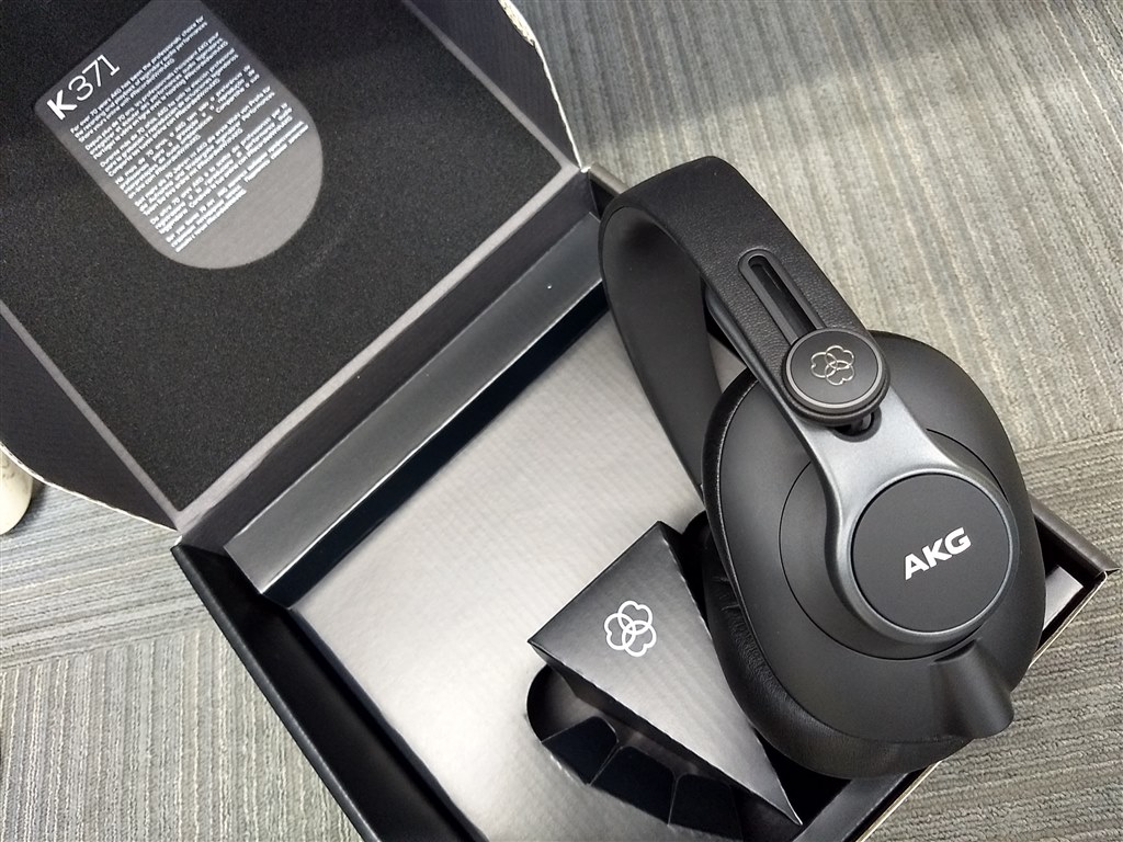 AKG K371 モニターヘッドフォン モニターヘッドホンとしては良品、リスニングには物足りなさあり』 AKG