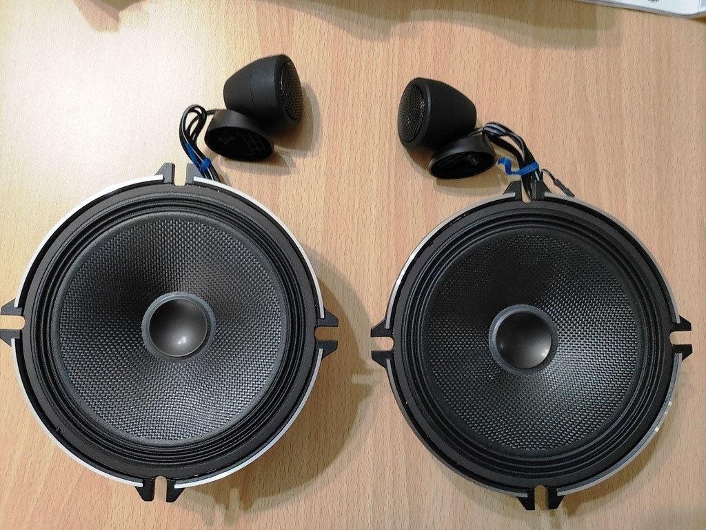 デッドニングして低音域が物足りないならサブウーファーの検討を