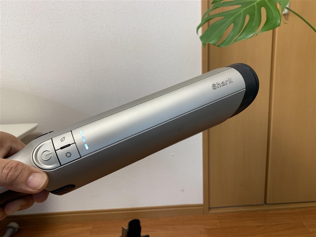 コンパクトでさっと使えるハンディクリーナーの決定版』 Shark