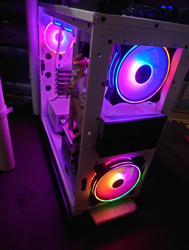 今見ても斬新なケース。』 NZXT Phantom [ホワイト] 玄関番さんの