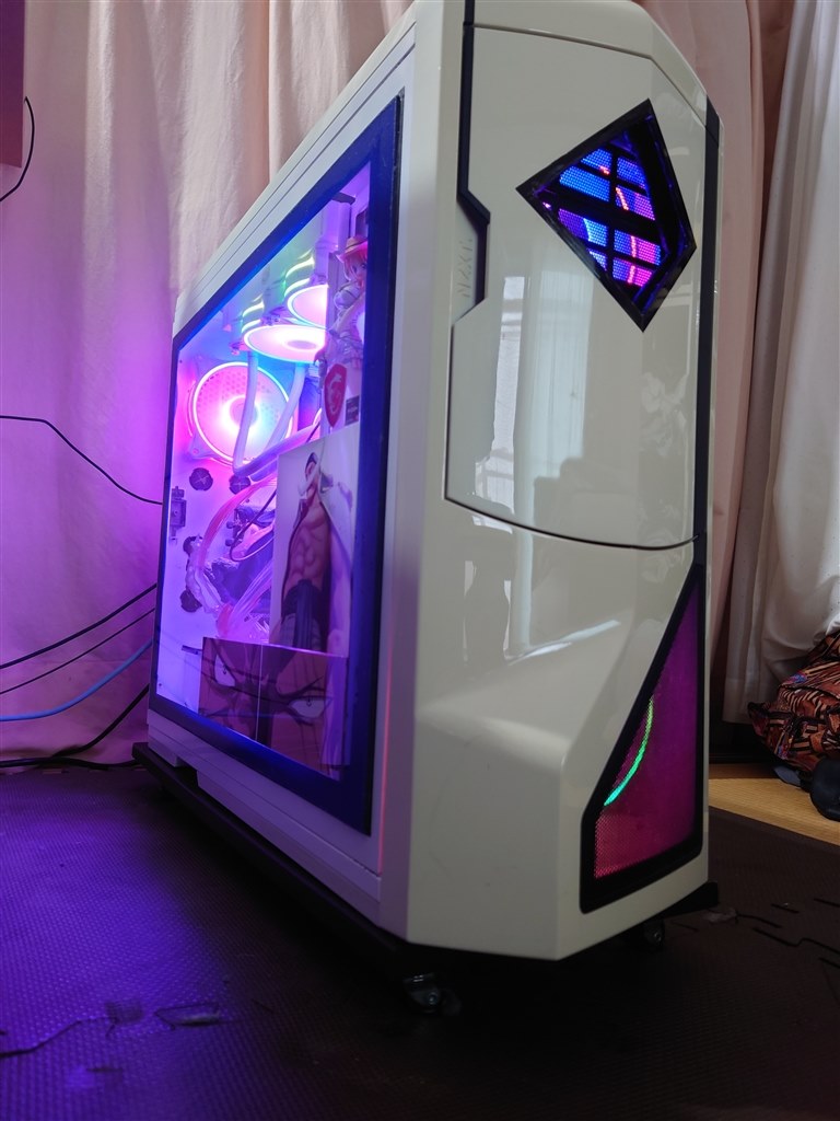 今見ても斬新なケース。』 NZXT Phantom [ホワイト] 玄関番さんの