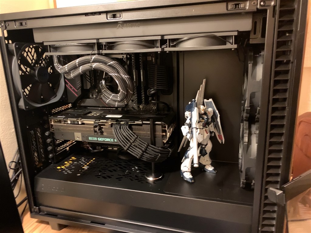 ガンプラのディスプレイに最適』 Fractal Design Define 7 TG Light