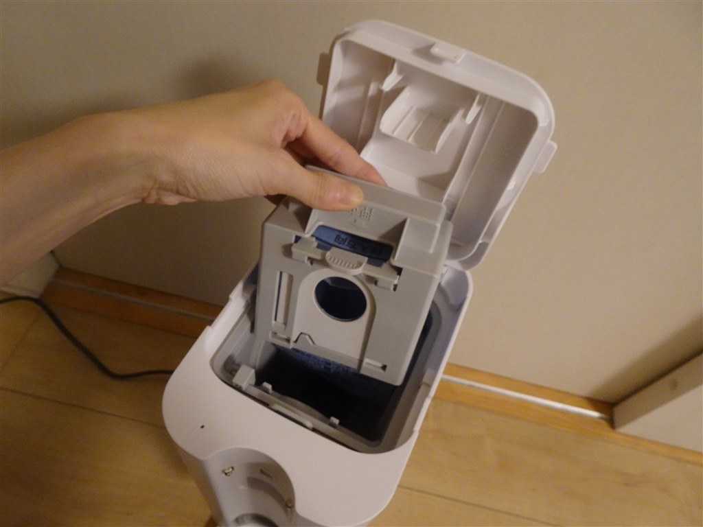 本体外の紙パックへゴミが自動で移動!新スタイルのスティック機 本体外の紙パックへゴミが自動で移動!新スタイルのスティック機