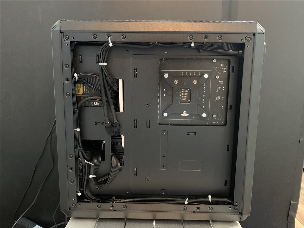 ATXマザーで14cmファンを5枚ネジ込みました』 COOLER MASTER
