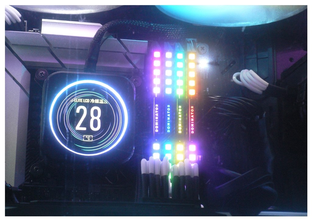 LED発光が艶やかなメモリー』 Corsair CMT32GX5M2X5600C36 [DDR5 PC5