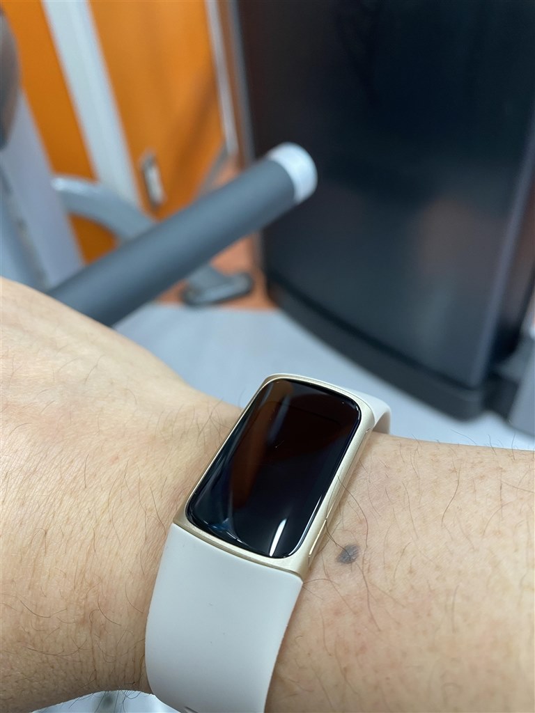 FitbitFitbit CHARGE5 LUNA WHITE - ウエイトトレーニング