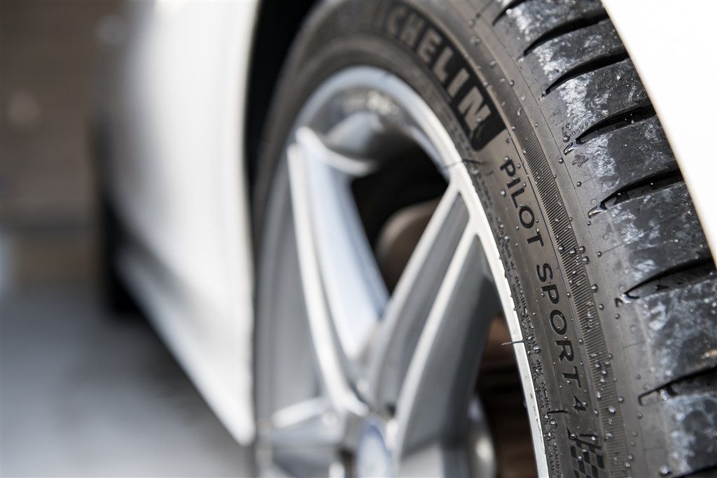 やさしいスポーツタイヤ』 MICHELIN Pilot Sport 4 225/45R18