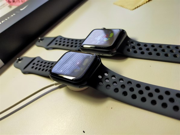 Apple Apple Watch Nike Series 7 GPSモデル 41mm MKN33J/A [ピュアプラチナム/ブラックNikeスポーツバンド]投稿画像・動画  - 価格.com