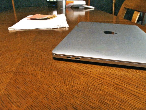 Apple MacBook Pro 13.3インチ Retinaディスプレイ Mid 2022/Apple M2