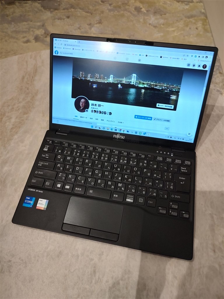 ACアダプタとあわせ1kgを切る「軽さ」が魅力のモバイルPC』 富士通 FMV