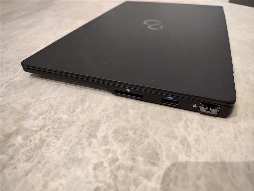 ACアダプタとあわせ1kgを切る「軽さ」が魅力のモバイルPC』 富士通 FMV