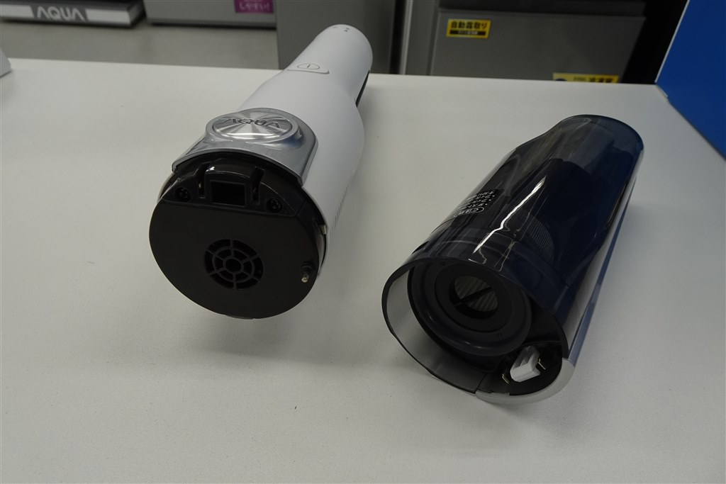 風を逆流させるブロワー機能で空気入れにもなるハンディ掃除機