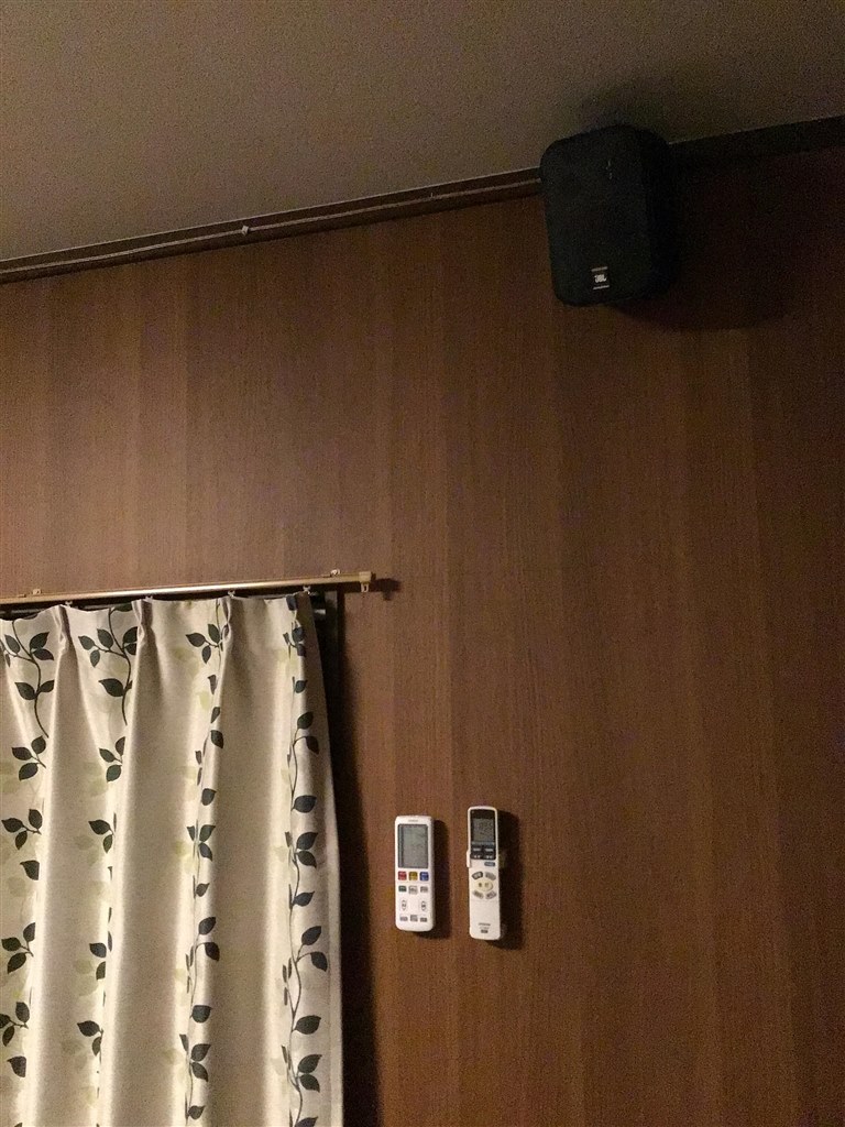 付属金具で壁付けしました。さすが伝統の、元気な音です。』 JBL