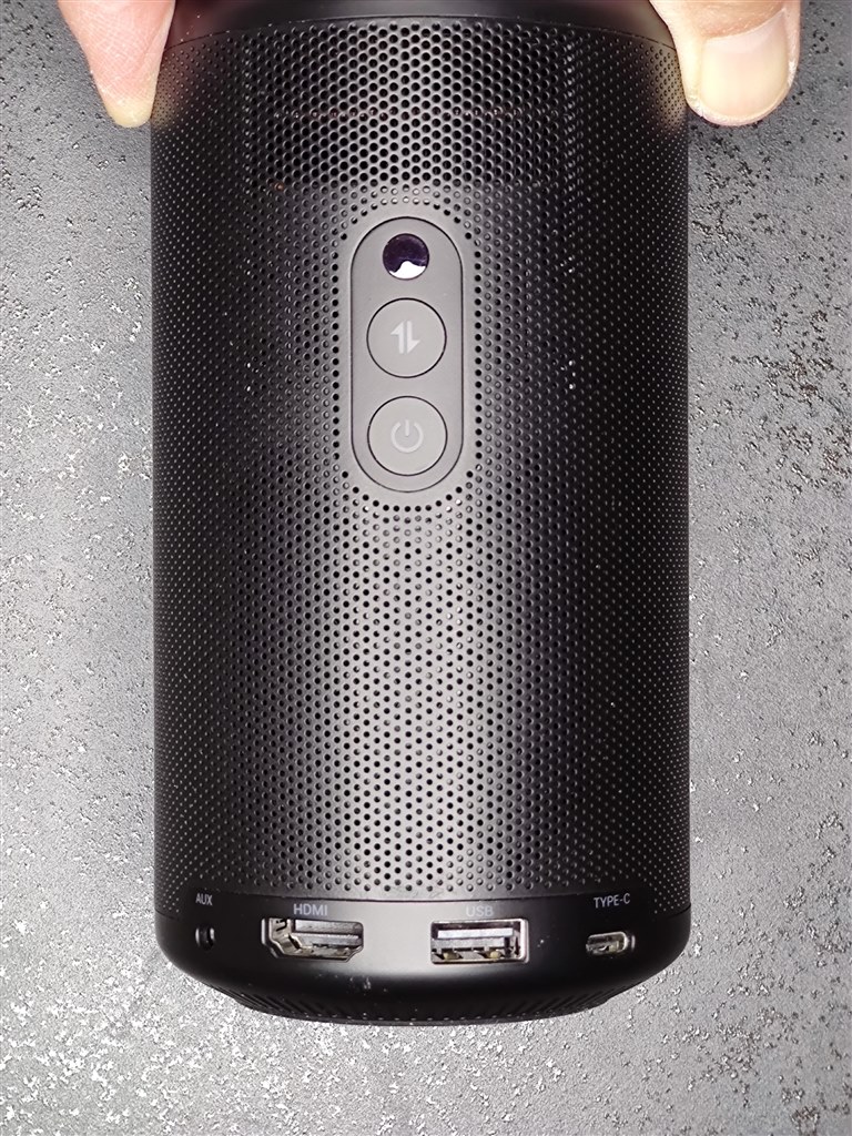 どこにでも持ち歩け、自動補正機能で手軽に使えるプロジェクタ』 ANKER