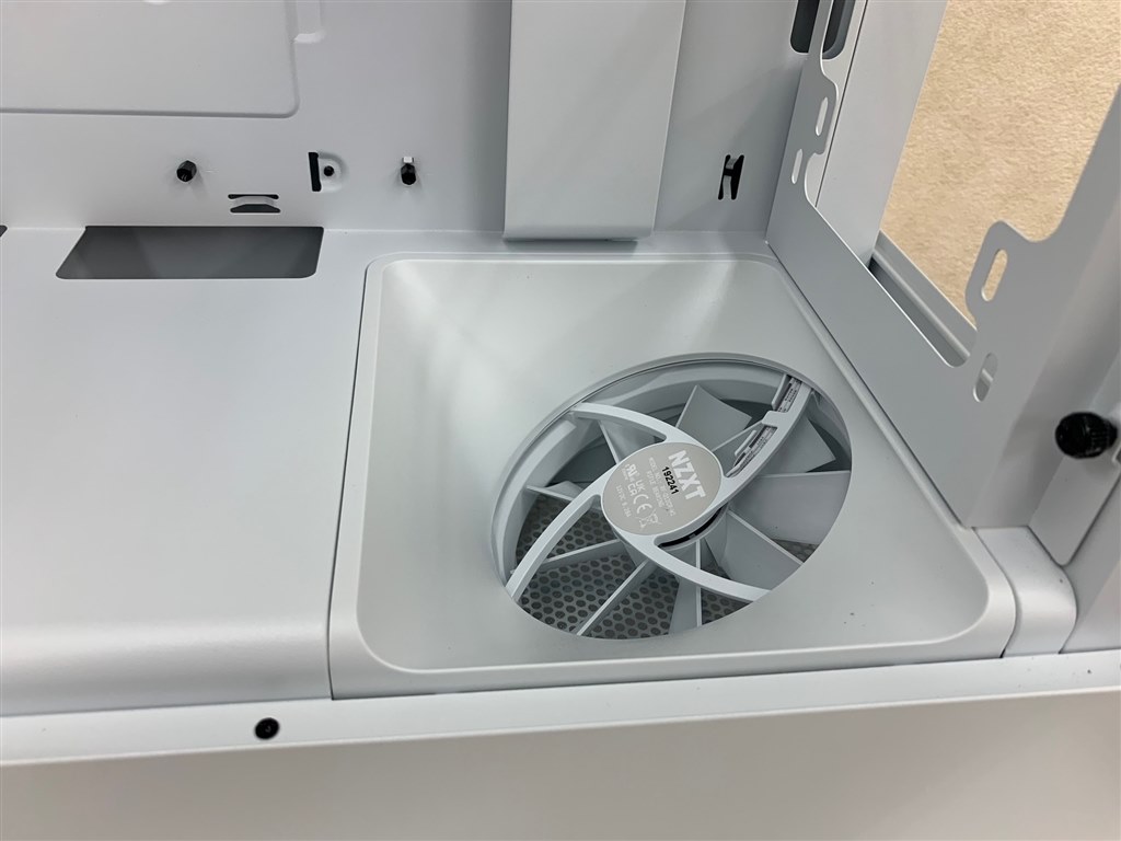 ボトムファンで冷却性能は最強クラス！』 NZXT H5 Flow CC-H51FW
