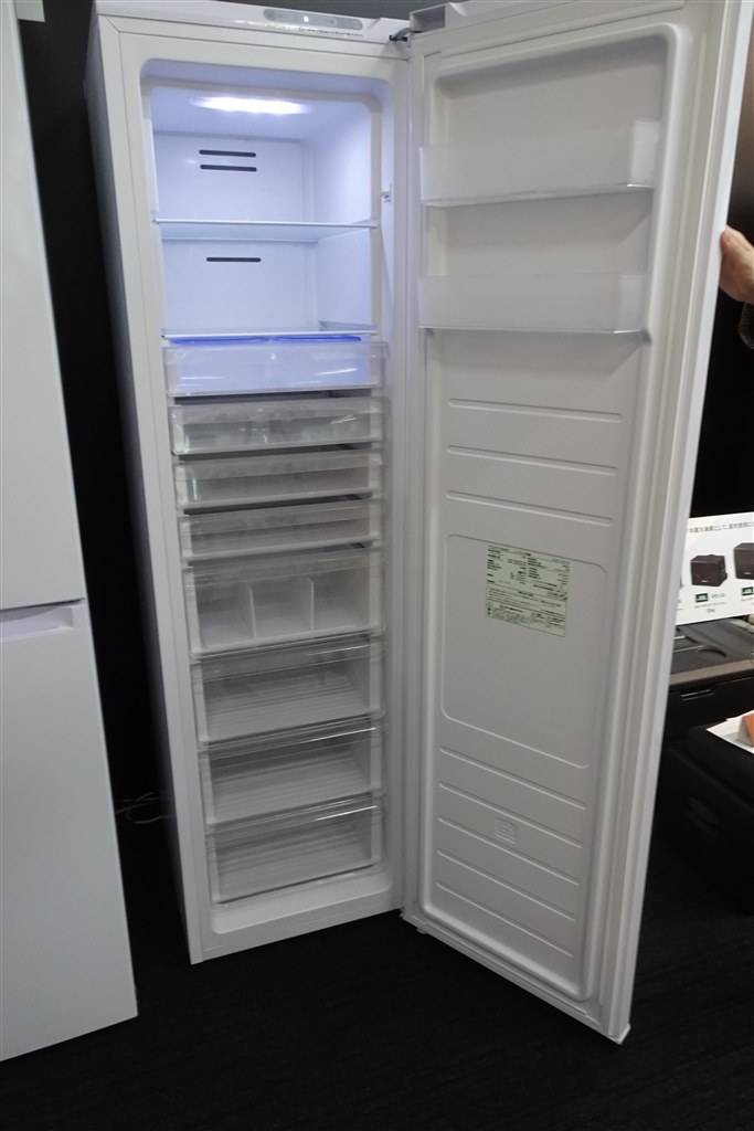 アイリスの前扉型・ファン式スリム冷凍庫の大容量195Lタイプ