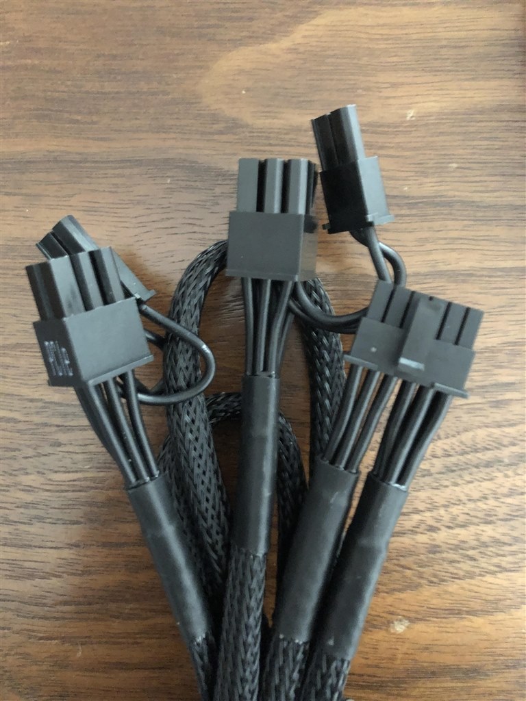 付属ケーブルによりRTX40シリーズユーザー以外にもおススメ』 MSI MPG