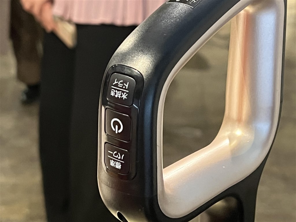 回転するもプローラーブラシで拭き掃除ができる新型掃除機