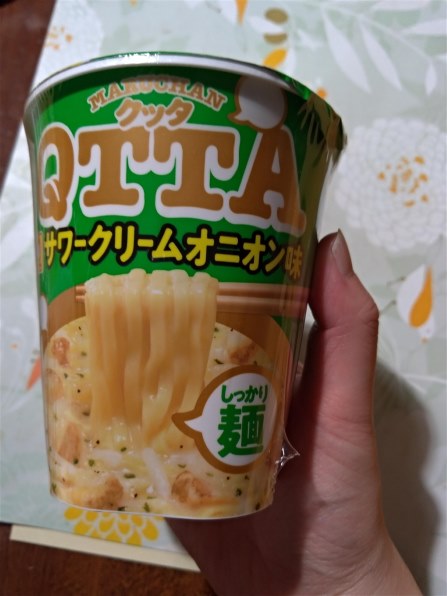 東洋水産 MARUCHAN QTTA(クッタ) サワークリームオニオン味 82g ×12食