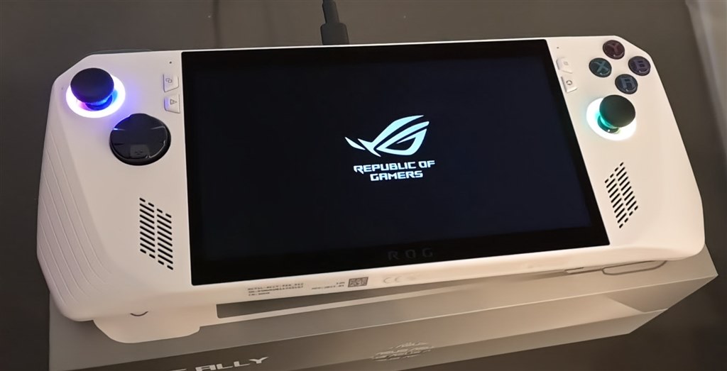 見た目の武骨さ、スマートさ』 ASUS ROG Ally RC71L-Z1E512 [ホワイト