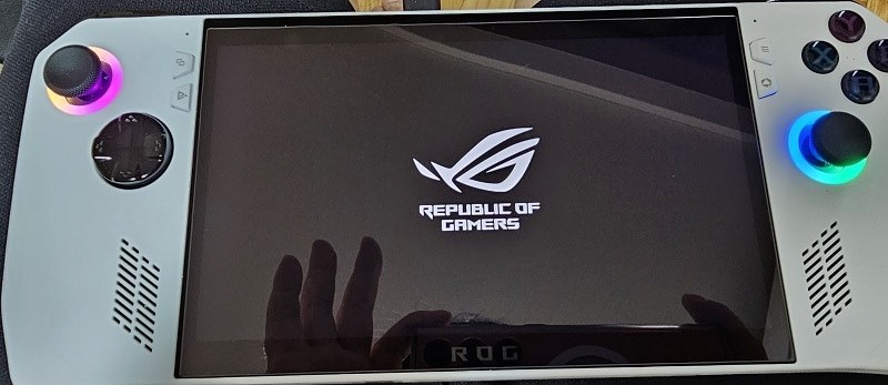 画面とスピーカーがすごい！』 ASUS ROG Ally RC71L-Z1E512 [ホワイト