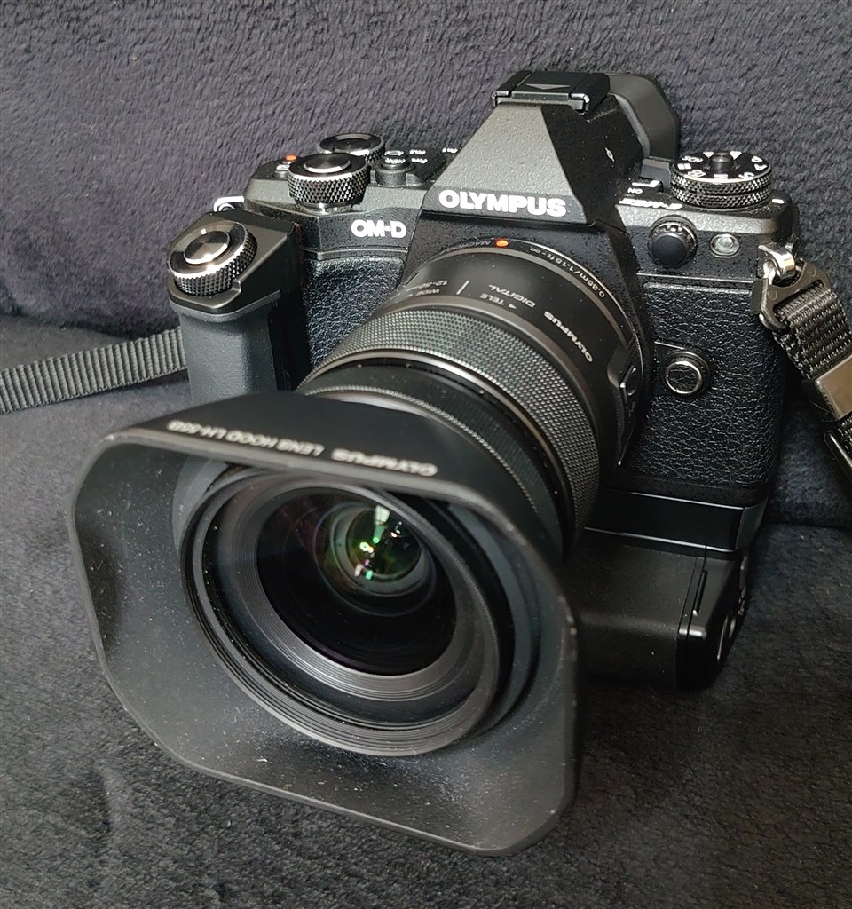 カメラボディデザインを更に格好良くしてる』 オリンパス HLD-8 PENTAX