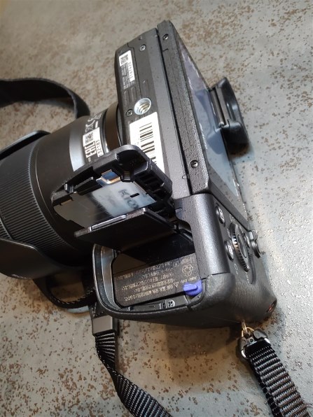 美品 SONY α6400 ILCE-6400M 高倍率ズームレンズキット 新品)SONY (ソニー) α6400 高倍率ズームレンズキット ILCE-6400M