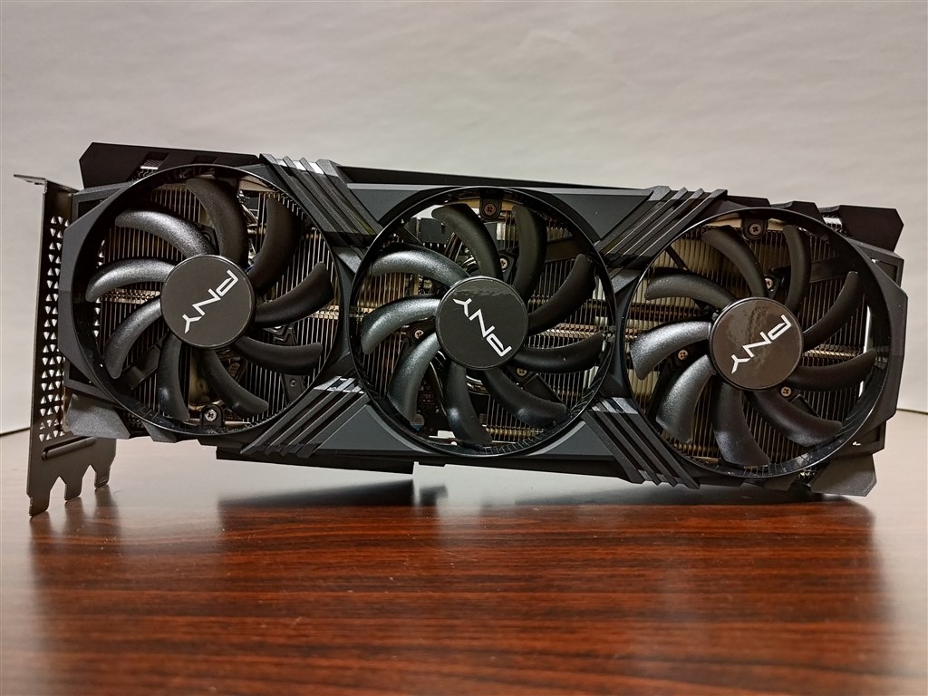 実はコンパクトで光らない大穴モデル？』 PNY GeForce RTX 4070