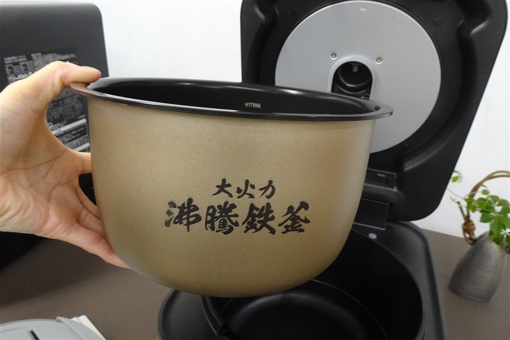 【新品】【格安】日立 沸騰鉄釜 ふっくら御膳RZ-W100GM(K) 漆黒 日立 沸騰鉄釜 ふっくら御膳 RZ-W100GM(K) [漆黒]投稿画像・動画