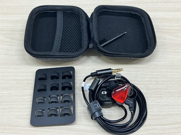 赤が美しく、音も美麗です。バランス接続がお勧め。』 qdc