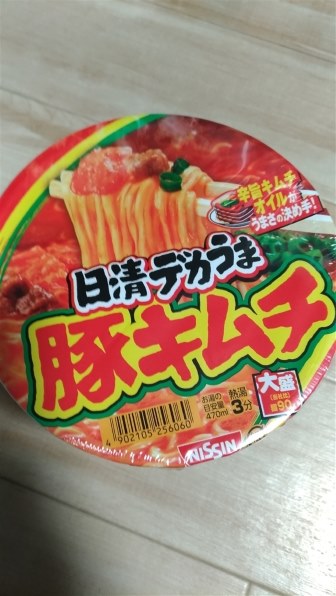 日清食品 デカうま 豚キムチ 101g ×12食 価格比較