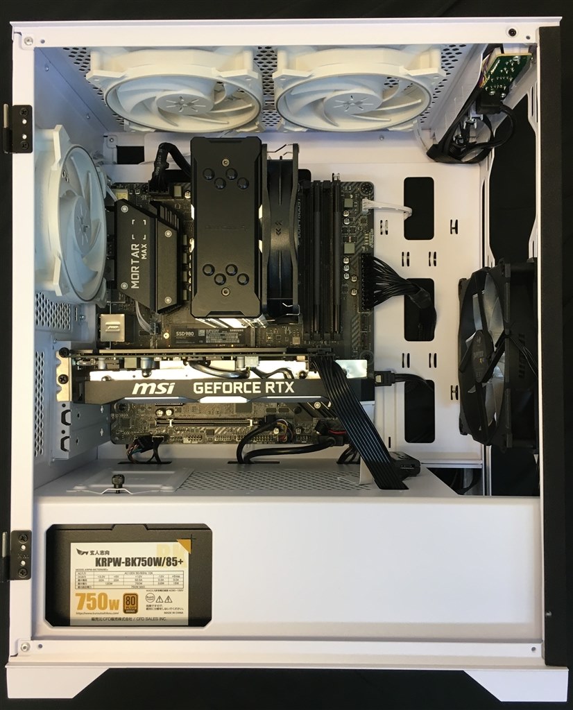 デザインとサイドパネルの開閉し易さで選びました』 Thermaltake