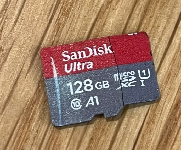真っ二つに折れてしまった』 SANDISK SDSQUAB-128G-GN6MN [128GB