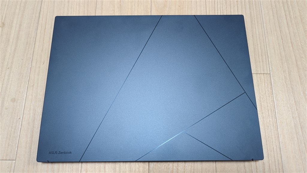 とにかく薄くて、画面も有機ELでとても綺麗で、スペックもいい
