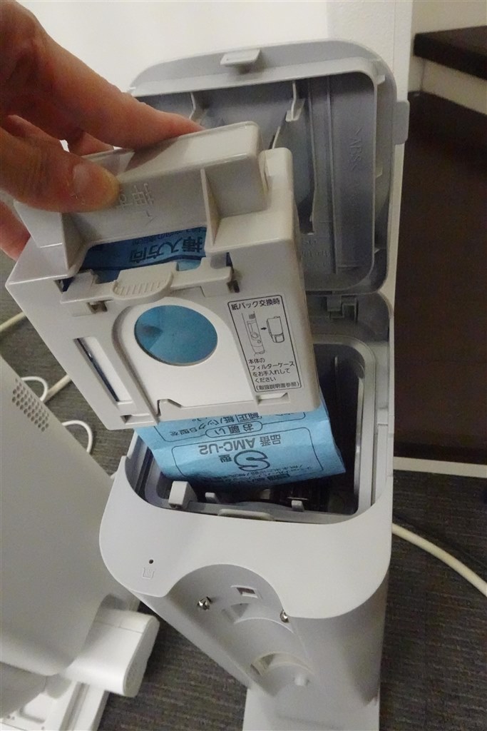 変形ロボのように折れ曲がるノズルで超小回りが利く分離型掃除機 変形ロボのように折れ曲がるノズルで超小回りが利く分離型掃除機