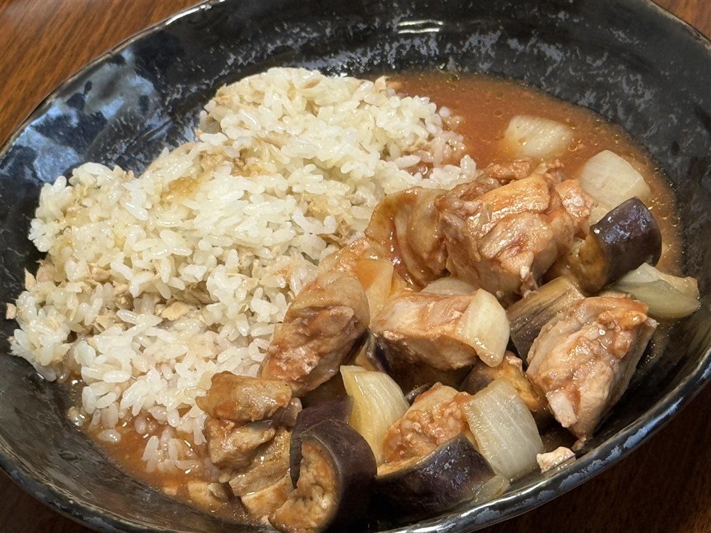 二段調理 が手軽にできるスリムデザインの炊飯器』 レコルト