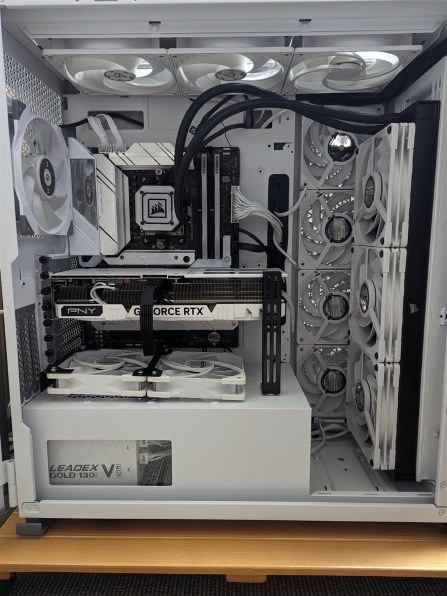 PNY GeForce RTX 4070 Ti 12GB VERTO LED トリプルファン (White