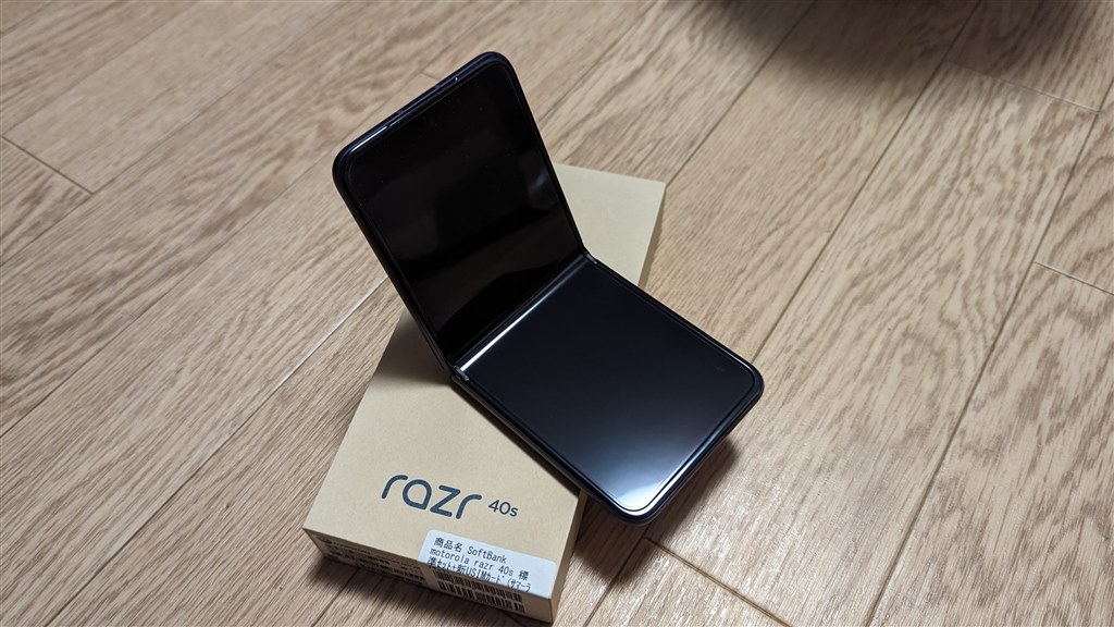 2つ折りスマホが安く買える』 MOTOROLA motorola razr 40s SoftBank