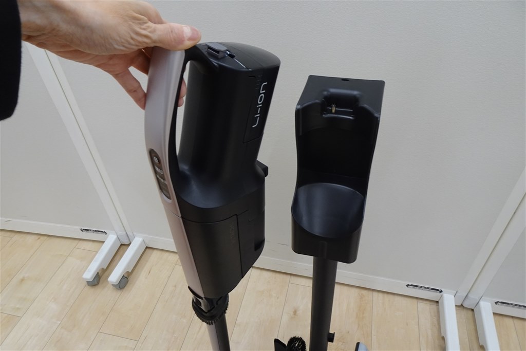 軽量性と吸引力を両立した日立の紙パックスティック新モデル』 日立